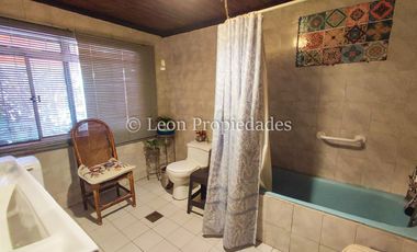 Leon Propiedades venda Gran sitio con casa en Avenida O’Higgins, Curacaví centro.