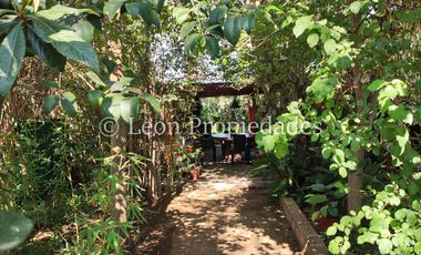 Leon Propiedades venda Gran sitio con casa en Avenida O’Higgins, Curacaví centro.