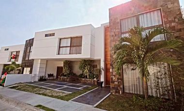 CASA EN VENTA CON ALBERCA EN ZONA DEL CAMPESTRE