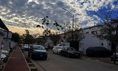 RENTA DEE CASA AMUEBLADA EN BOSQUES DEL DORADO SALIDA LEON SILAO  3 RECAMARAS