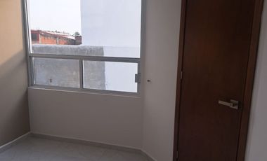 Casa de 3 niveles en Calle 99 B Poniente 115 Colonia Arboledas de Loma Bella a 2 cuadras Av. 16 de septiembre