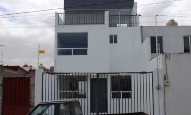 Casa de 3 niveles en Calle 99 B Poniente 115 Colonia Arboledas de Loma Bella a 2 cuadras Av. 16 de septiembre