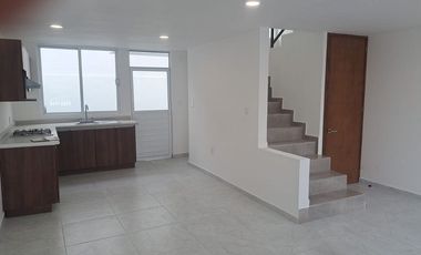 Casa de 3 niveles en Calle 99 B Poniente 115 Colonia Arboledas de Loma Bella a 2 cuadras Av. 16 de septiembre