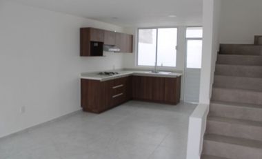 Casa de 3 niveles en Calle 99 B Poniente 115 Colonia Arboledas de Loma Bella a 2 cuadras Av. 16 de septiembre