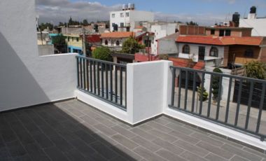 Casa de 3 niveles en Calle 99 B Poniente 115 Colonia Arboledas de Loma Bella a 2 cuadras Av. 16 de septiembre