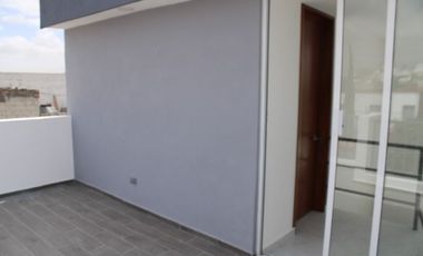 Casa de 3 niveles en Calle 99 B Poniente 115 Colonia Arboledas de Loma Bella a 2 cuadras Av. 16 de septiembre