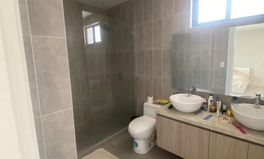 Se vende casa de 4 dormitorios en La Costa Samborondón.