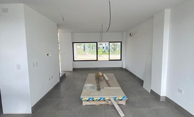 Se vende casa de 4 dormitorios en La Costa Samborondón.