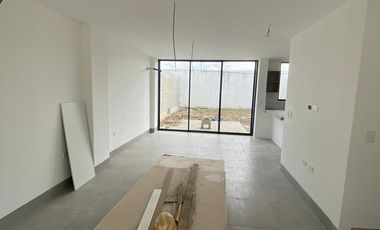 Se vende casa de 4 dormitorios en La Costa Samborondón.