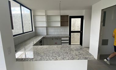 Se vende casa de 4 dormitorios en La Costa Samborondón.