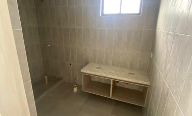 Se vende casa de 4 dormitorios en La Costa Samborondón.