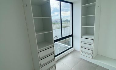 Se vende casa de 4 dormitorios en La Costa Samborondón.