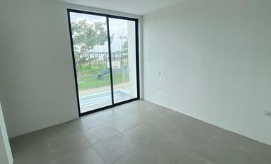 Se vende casa de 4 dormitorios en La Costa Samborondón.