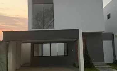 Se vende casa de 4 dormitorios en La Costa Samborondón.