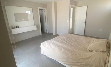 Se vende casa de 4 dormitorios en La Costa Samborondón.