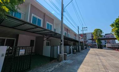 Urgent Sale! Best Value in the Project! ​Blessity Park Wongwaen-Lamlukka: Premium Corner Townhome, 3 Bedrooms, 2 Parking Spaces.