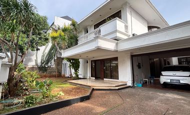 Disewa Rumah American Classy dengan 4 Kamar Tidur dan Ensuite Bathroom di Area One Gate System Elite Permata Hijau Jakarta Selatan