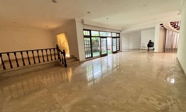 Disewa Rumah American Classy dengan 4 Kamar Tidur dan Ensuite Bathroom di Area One Gate System Elite Permata Hijau Jakarta Selatan