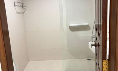 Disewa Rumah American Classy dengan 4 Kamar Tidur dan Ensuite Bathroom di Area One Gate System Elite Permata Hijau Jakarta Selatan