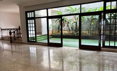 Disewa Rumah American Classy dengan 4 Kamar Tidur dan Ensuite Bathroom di Area One Gate System Elite Permata Hijau Jakarta Selatan