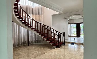 Disewa Rumah American Classy dengan 4 Kamar Tidur dan Ensuite Bathroom di Area One Gate System Elite Permata Hijau Jakarta Selatan