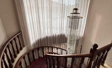 Disewa Rumah American Classy dengan 4 Kamar Tidur dan Ensuite Bathroom di Area One Gate System Elite Permata Hijau Jakarta Selatan