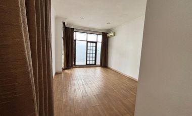 Disewa Rumah American Classy dengan 4 Kamar Tidur dan Ensuite Bathroom di Area One Gate System Elite Permata Hijau Jakarta Selatan