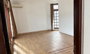 Disewa Rumah American Classy dengan 4 Kamar Tidur dan Ensuite Bathroom di Area One Gate System Elite Permata Hijau Jakarta Selatan