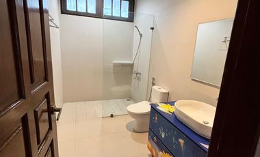 Disewa Rumah American Classy dengan 4 Kamar Tidur dan Ensuite Bathroom di Area One Gate System Elite Permata Hijau Jakarta Selatan