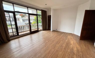 Disewa Rumah American Classy dengan 4 Kamar Tidur dan Ensuite Bathroom di Area One Gate System Elite Permata Hijau Jakarta Selatan