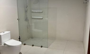 Disewa Rumah American Classy dengan 4 Kamar Tidur dan Ensuite Bathroom di Area One Gate System Elite Permata Hijau Jakarta Selatan