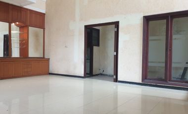 Central Park Mulyosari hadap selatan timur