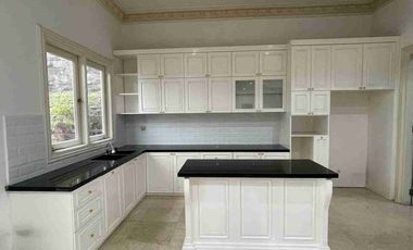 DiSEWAKAN rumah siap huni 2 lantai. Dalam cluster yg nyaman dan jarang ada. bebas banjir. lokasi prime kelapa gading