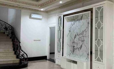 DiSEWAKAN rumah siap huni 2 lantai. Dalam cluster yg nyaman dan jarang ada. bebas banjir. lokasi prime kelapa gading