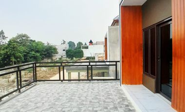 RUMAH CLUSTER MEWAH PINGGIR JALAN UTAMA AKSES JALAN LEBAR DEKAT TOL JORR, BEBAS BANJIR