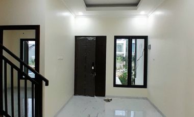 RUMAH CLUSTER MEWAH PINGGIR JALAN UTAMA AKSES JALAN LEBAR DEKAT TOL JORR, BEBAS BANJIR