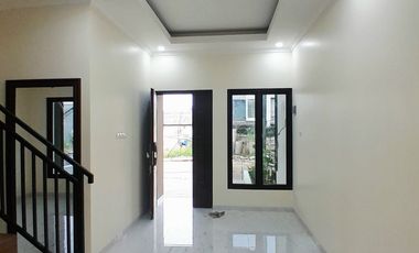 RUMAH CLUSTER MEWAH PINGGIR JALAN UTAMA AKSES JALAN LEBAR DEKAT TOL JORR, BEBAS BANJIR