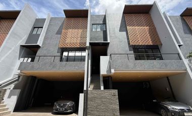 Rumah 3 Lantai Siap Huni, 2 Facad Depan & Belakang,  Memiliki Garasi Hidrolik di Kebayoran Lama, Jakarta Selatan