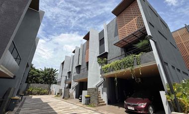 Rumah 3 Lantai Siap Huni, 2 Facad Depan & Belakang,  Memiliki Garasi Hidrolik di Kebayoran Lama, Jakarta Selatan