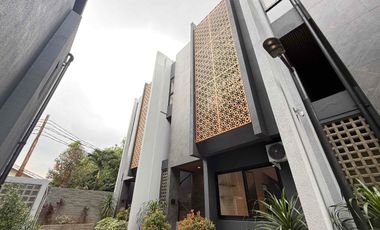 Rumah 3 Lantai Siap Huni, 2 Facad Depan & Belakang,  Memiliki Garasi Hidrolik di Kebayoran Lama, Jakarta Selatan