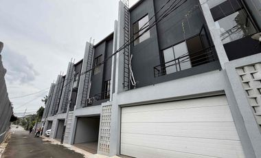 Rumah 3 Lantai Siap Huni, 2 Facad Depan & Belakang,  Memiliki Garasi Hidrolik di Kebayoran Lama, Jakarta Selatan