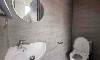 Rumah 3 Lantai Siap Huni, 2 Facad Depan & Belakang,  Memiliki Garasi Hidrolik di Kebayoran Lama, Jakarta Selatan