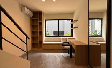 Rumah 3 Lantai Siap Huni, 2 Facad Depan & Belakang,  Memiliki Garasi Hidrolik di Kebayoran Lama, Jakarta Selatan