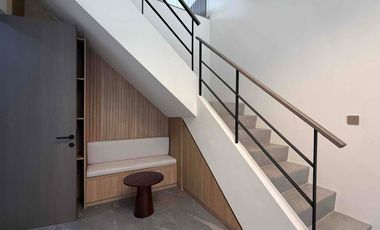 Rumah 3 Lantai Siap Huni, 2 Facad Depan & Belakang,  Memiliki Garasi Hidrolik di Kebayoran Lama, Jakarta Selatan