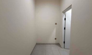 Rumah 3 Lantai Siap Huni, 2 Facad Depan & Belakang,  Memiliki Garasi Hidrolik di Kebayoran Lama, Jakarta Selatan