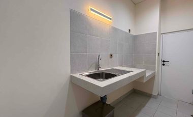 Rumah 3 Lantai Siap Huni, 2 Facad Depan & Belakang,  Memiliki Garasi Hidrolik di Kebayoran Lama, Jakarta Selatan