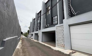 Rumah 3 Lantai Siap Huni, 2 Facad Depan & Belakang,  Memiliki Garasi Hidrolik di Kebayoran Lama, Jakarta Selatan