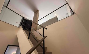 Rumah 3 Lantai Siap Huni, 2 Facad Depan & Belakang,  Memiliki Garasi Hidrolik di Kebayoran Lama, Jakarta Selatan