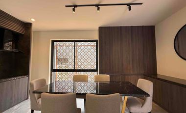 Rumah 3 Lantai Siap Huni, 2 Facad Depan & Belakang,  Memiliki Garasi Hidrolik di Kebayoran Lama, Jakarta Selatan