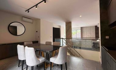 Rumah 3 Lantai Siap Huni, 2 Facad Depan & Belakang,  Memiliki Garasi Hidrolik di Kebayoran Lama, Jakarta Selatan